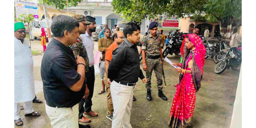 जिलाधिकारी ने नुआव प्रखंड कार्यालय का किया औचक निरीक्षण
